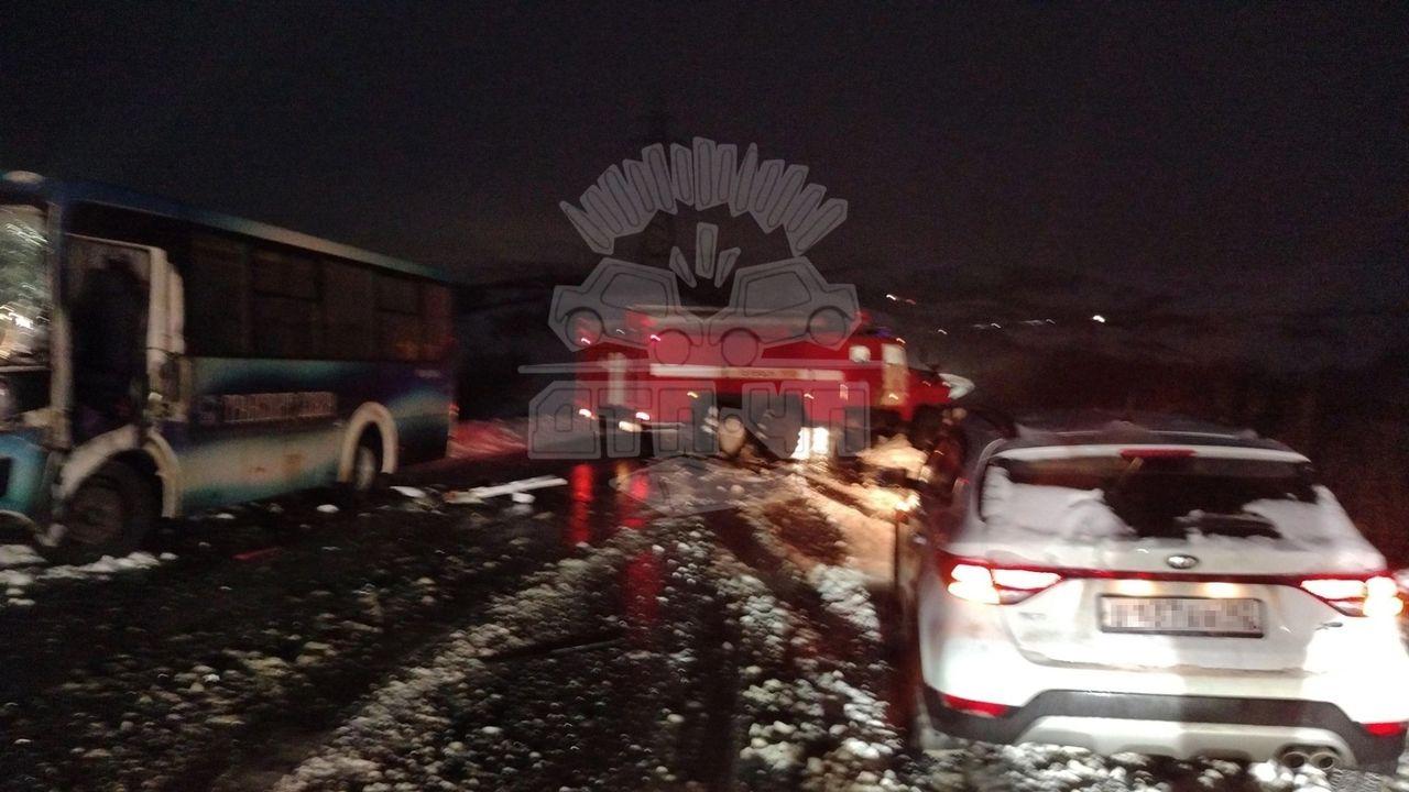 Под Полярным столкнулись автобус и пожарная машина 